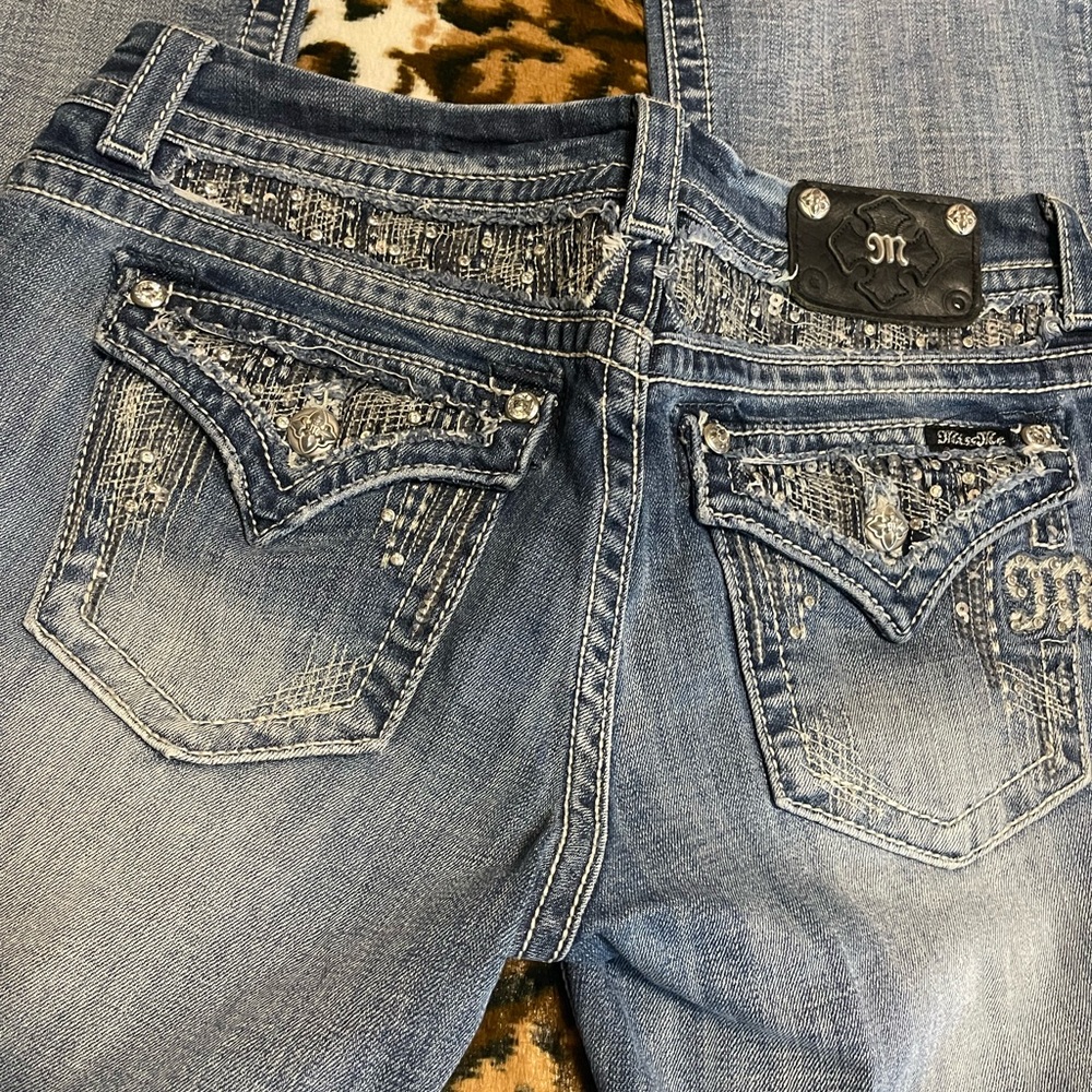 Miss Me Women’s Easy Boot Rhinestone and Sequin Back-flap Pocket Jeans NWOT
